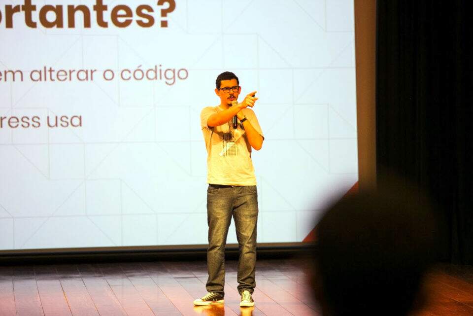 Felipe Elia palestrando no WordCamp São Paulo 2018