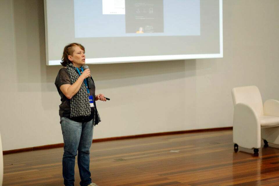 Sheila Gomes palestrando no WordCamp Porto Alegre 2017