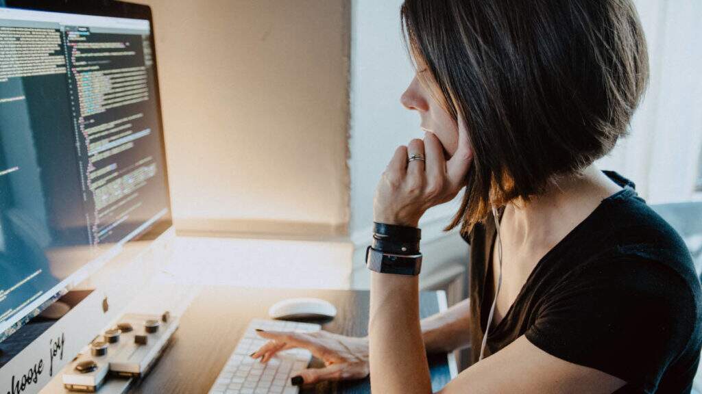 mulher programando em um computador